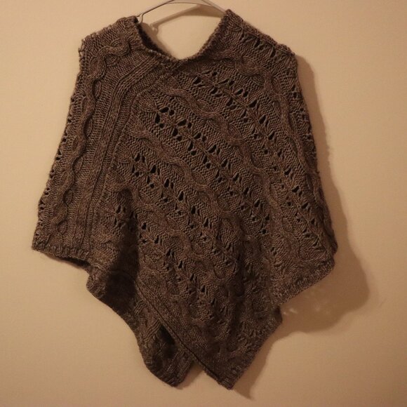 Iperico triangle draped shawl with various knitted designs, Made in Italy - Picture 7 of 7
